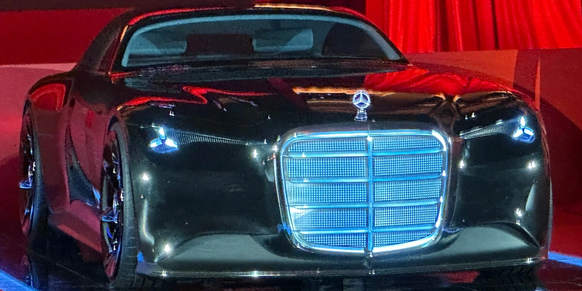 Mercedes-Benz_Vision_Iconic_Webcar