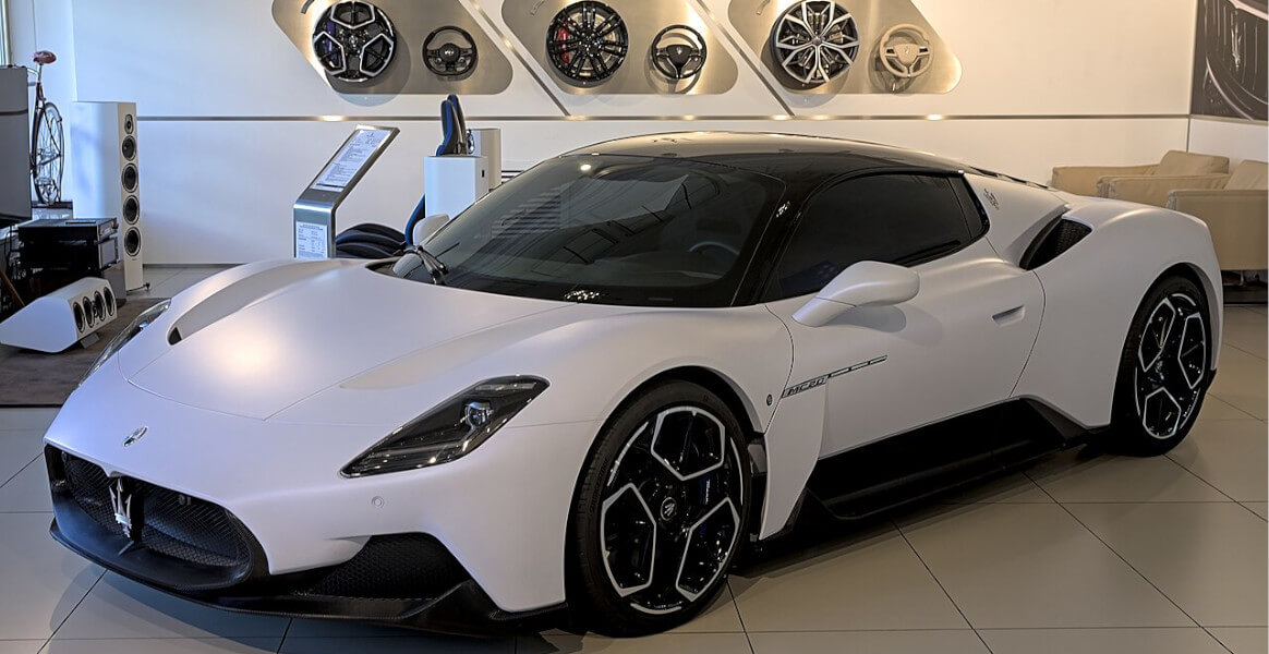 Maserati-vs-Dacia-WEBCAR